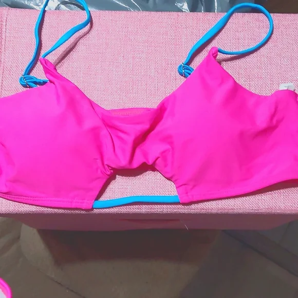 Bikini - Picture 1 of 7